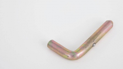 Peça metálica em forma de L dourada e rosada em fundo branco