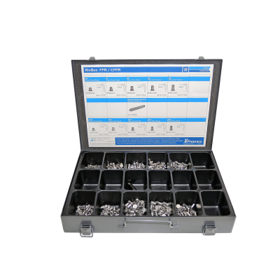 Estojo preto com parafusos pequenos organizados e etiqueta técnica na tampa