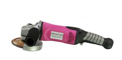 esmerilhadora elétrica rosa e preta com roda abrasiva, vista lateral