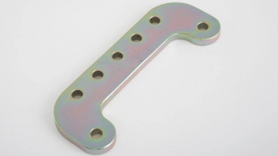 Peça metálica em forma de L com furos para fixação sobre fundo branco