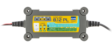 Carregador de baterias GYSFLASH 8.12 PLC da GYS com ecrã digital e rótulos coloridos