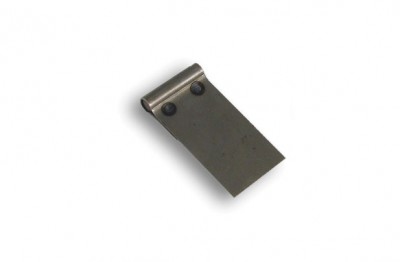 Peça metálica cinza escuro com três rebites sobre fundo branco