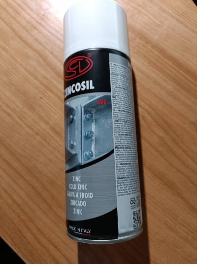 Lata de spray ZINCOSIL 400 com tampa branca sobre superfície de madeira