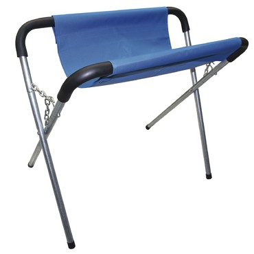 Banco dobrável azul com estrutura metálica e apoios pretos