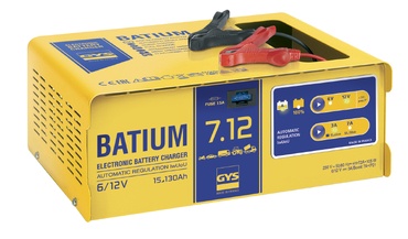 Carregador de baterias eletrónico amarelo e azul com terminais vermelho e preto.