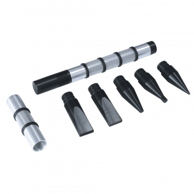 Conjunto de metal prateado com acessórios pretos sobre fundo branco