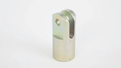 Peça metálica cilíndrica prateada com furo e ranhura