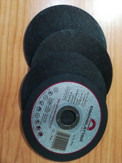 Discos de corte abrasivos pretos empilhados com etiqueta prateada visível