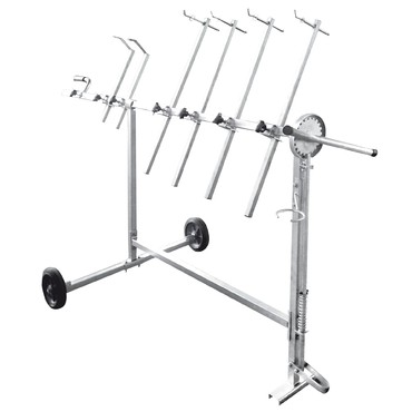 Estrutura metálica prateada para grelhar peixe com espetos e rodas.