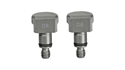 Parafusos metálicos cinza com topo quadrado e texto D8