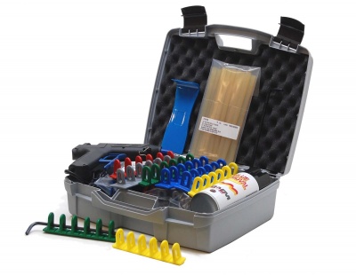 Mala de ferramentas cinzenta aberta com organizadores coloridos, pacote de hastes e lata de spray