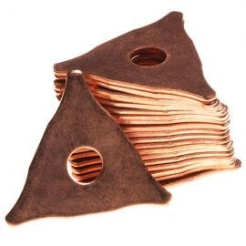Peças triangulares de cobre com furo central empilhadas