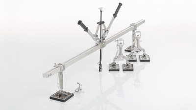 Aparelho de medição metálico com manípulos pretos e base preta