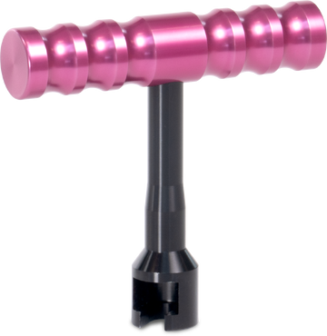 Chave T rosa metálica com haste preta isolada