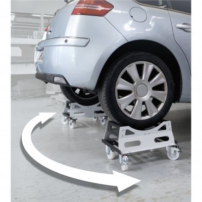Suporte móvel com rodas sob a roda traseira de um carro prateado