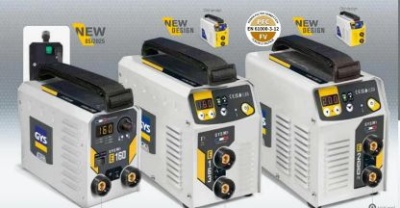 Três máquinas de solda brancas com detalhes em preto e amarelo, com ecrãs digitais, etiquetas técnicas e fundo cinza.