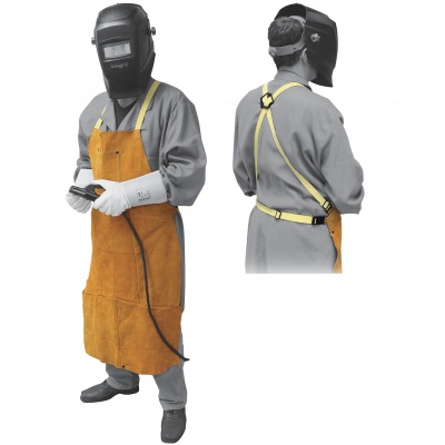 Pessoa com avental de couro castanho, alças amarelas, máscara preta de soldagem, luvas brancas e fato cinzento