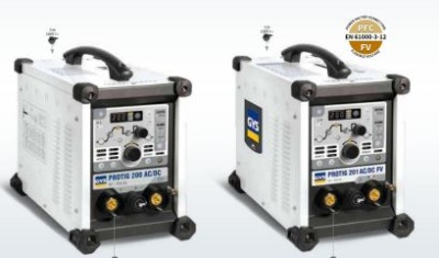 Duas máquinas de soldar metálicas brancas com detalhes pretos e painéis digitais