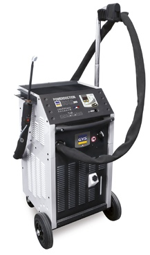 Equipamento industrial GYS POWERQUEST 160S com tubo flexível preto em fundo branco