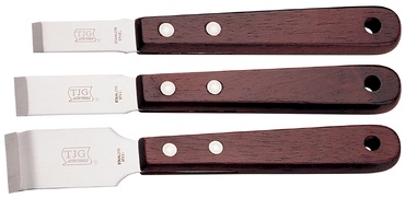 Ferramentas de corte com lâminas metálicas e cabos de madeira escura