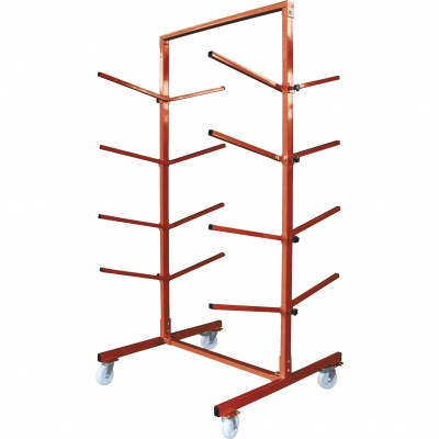 Estrutura metálica vermelha com rodas azuis para transporte, oito braços horizontais