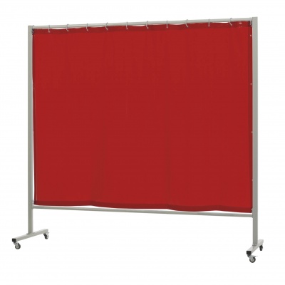 Divisória móvel metálica com cortina vermelha opaca e rodas.