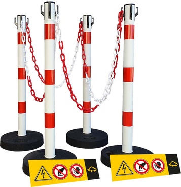 Postes brancos com faixas vermelhas ligados por correntes e sinais amarelos no chão