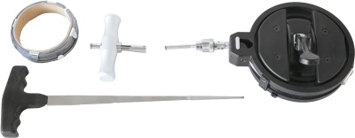 Conjunto de ferramentas com suporte metálico, pinça branca, anel cromado e tira metálica com cabo preto