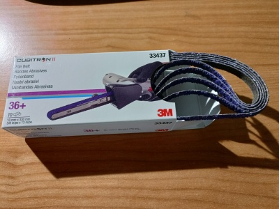 Cinta abrasiva 3M Cubitron II modelo 33437 em caixa sobre mesa de madeira