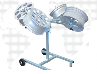 Suporte metálico com três jantes de automóvel cinzentas