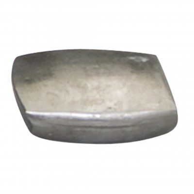 Peça metálica retangular prateada fosca