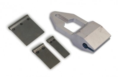 Peças metálicas variadas, incluindo gancho prateado e retângulos cinzentos