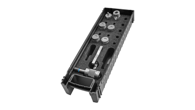 Conjunto de ferramentas metálicas cinzentas em caixa preta com espuma.