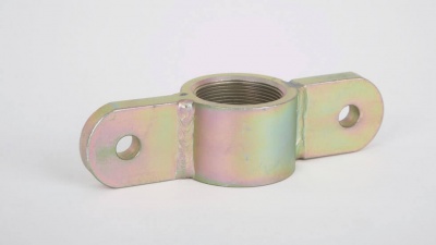 Peça metálica cilíndrica com abas e furos