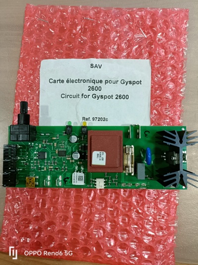 Circuito eletrónico com várias peças sobre plástico bolha e etiqueta informativa