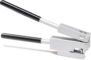 Ferramenta metálica prateada com alavancas pretas para aplicação de fechos