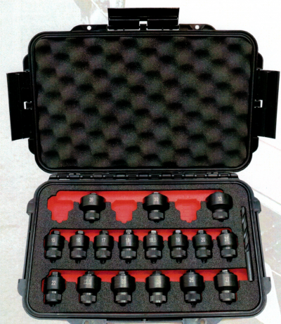 Caixa de ferramentas preta com adaptadores numerados de 15 a 32, interior vermelho e espuma preta na tampa