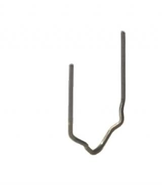 Gancho metálico em forma de V com fundo branco