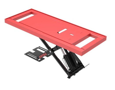 Mesa elevatória vermelha com estrutura metálica preta e mecanismo hidráulico