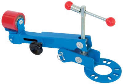 ferramenta metálica azul e vermelha com manípulos vermelhos