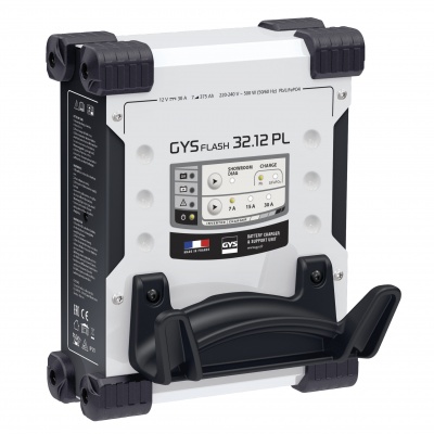 Carregador de bateria GYS FLASH 32.12 PL branco com detalhes pretos e painel frontal com luzes indicadoras.