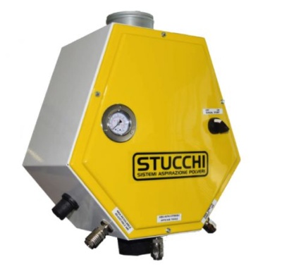 Equipamento industrial amarelo e cinzento com mostrador e conexões metálicas