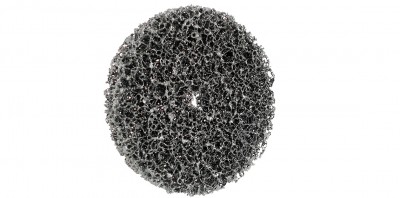 Esponja de limpeza circular cinza com textura porosa