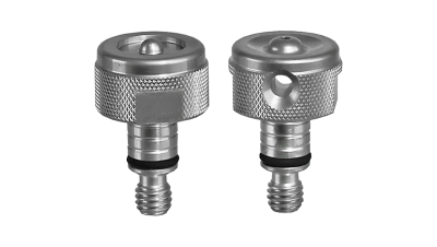 Peças metálicas prateadas com textura canelada e parte rosqueada em fundo branco