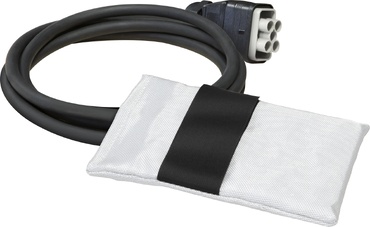 Cabo elétrico preto com conector de sete pinos e bolsa branca com faixa preta