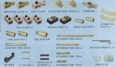 Componentes metálicos e plásticos para montagem, com etiquetas em inglês detalhando cada peça