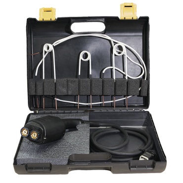 Estojo preto aberto com cabos eléctricos dentro.