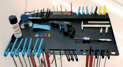 Bancada preta organizadora com ferramentas coloridas e recipiente rotulado