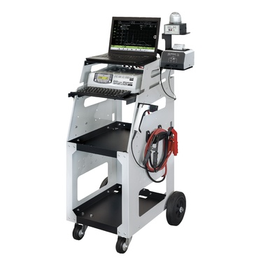 Carrinho metálico com computador portátil e dispositivos eletrónicos em fundo branco