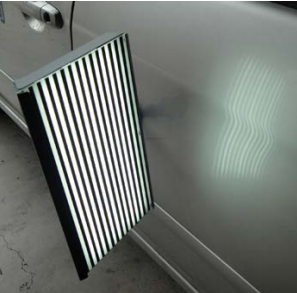 Painel preto e branco ao lado de porta de carro prateado